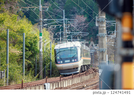 カーブを曲がる特急しなの 124741491