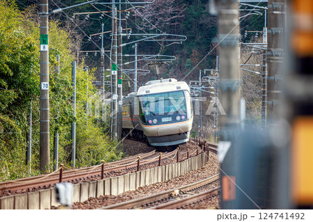 カーブを曲がる特急しなの 124741492