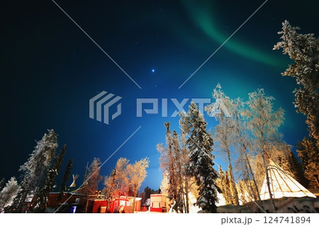 オーロラの見える街 124741894