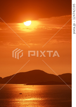 THAILAND PATTAYA KO LAN ISLAND SUNSET THAILAND PATTAYA KO LAN ISLAND SUNSET 124742195