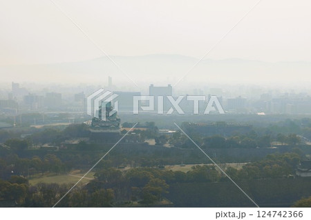 大阪、黄砂、中国からの黄砂、3月、春をつげる黄砂、大阪城、大阪の街に黄砂、黄砂が日本にやってくる 124742366