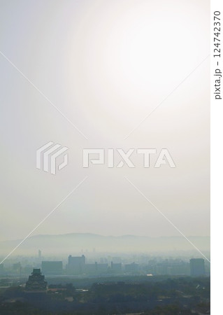 大阪、黄砂、中国からの黄砂、3月、春をつげる黄砂、大阪城、大阪の街に黄砂、黄砂が日本にやってくる 124742370