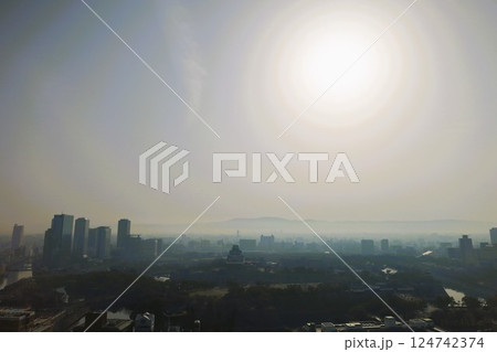 大阪、黄砂、中国からの黄砂、3月、春をつげる黄砂、大阪城、大阪の街に黄砂、黄砂が日本にやってくる 124742374