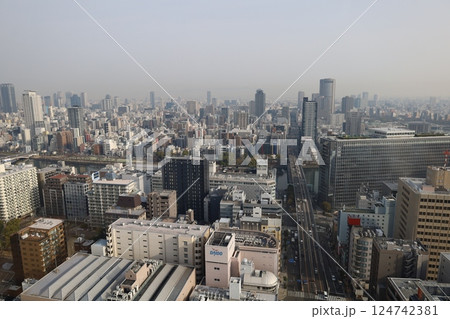 大阪、黄砂、中国からの黄砂、3月、春をつげる黄砂、大阪城、大阪の街に黄砂、黄砂が日本にやってくる 124742381