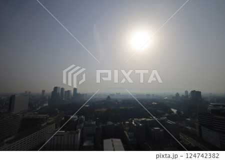 大阪、黄砂、中国からの黄砂、3月、春をつげる黄砂、大阪城、大阪の街に黄砂、黄砂が日本にやってくる 124742382