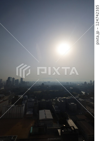 大阪、黄砂、中国からの黄砂、3月、春をつげる黄砂、大阪城、大阪の街に黄砂、黄砂が日本にやってくる 124742385