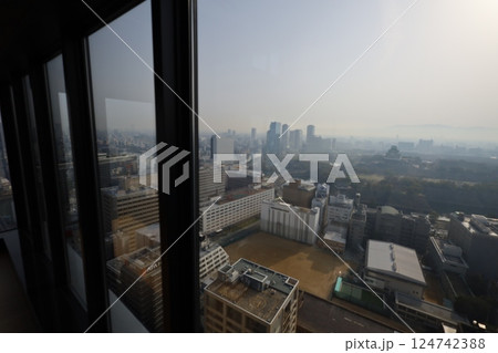 大阪、黄砂、中国からの黄砂、3月、春をつげる黄砂、大阪城、大阪の街に黄砂、黄砂が日本にやってくる 124742388