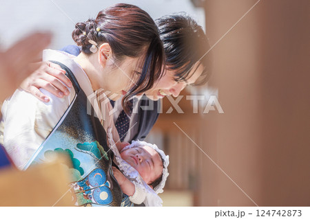 参拝する若い夫婦　お宮参り 124742873