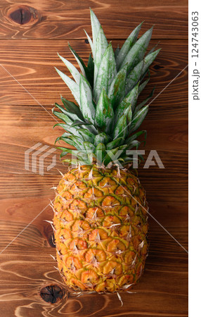 新鮮なパイナップル ( 木目背景 ) 新鮮なパイナップル ( 木目背景 ) 124743063