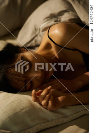 暖色トーンで撮影をした若い女性のスキンケアイメージ 124743484