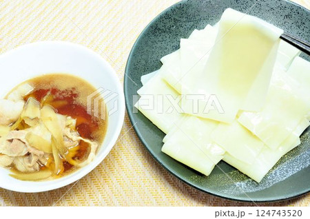 ひもかわうどんと肉汁 124743520