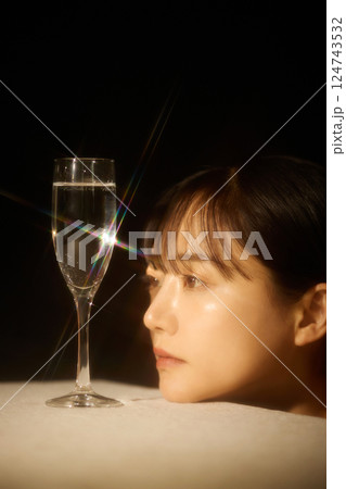 暖色のトーンで撮影をした若い女性の美容イメージ 124743532