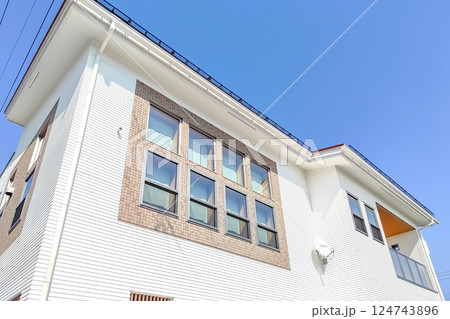 青空とモダンな住宅 青空とモダンな住宅 124743896