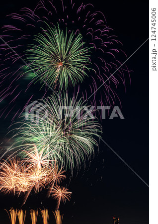 有名な戸田橋花火大会・いたばし花火大会の情景 124745006