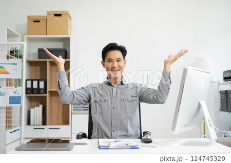 Happy mature businessman presenting or showing open hand palm, happy working. 124745329