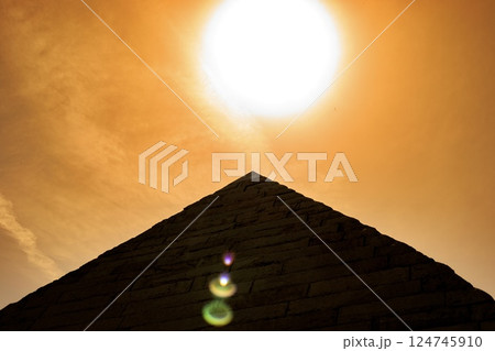 ピラミッドのシルエットと照りつける太陽 124745910