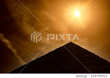 ピラミッドのシルエットと照りつける太陽 124745913