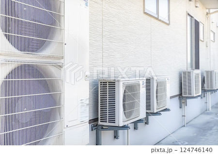 内科クリニックに設置されたエアコンの室外機 内科クリニックに設置されたエアコンの室外機 124746140