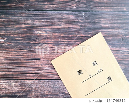 木製机に置いた給料袋 木製机に置いた給料袋 124746213