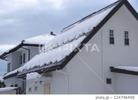 屋根の雪止めの効果がある様子 124746498