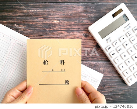 机上で給料袋を持つ女性の手 124746816