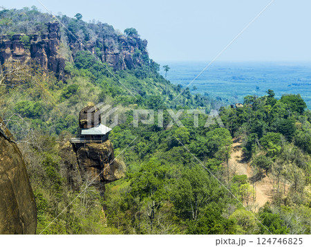 タイ・森林の断崖に建つ仏教寺院 / Wat Phu Tok, Bueng Kan, Thailand タイ・森林の断崖に建つ仏教寺院 / Wat Phu Tok, Bueng Kan, Thailand 124746825