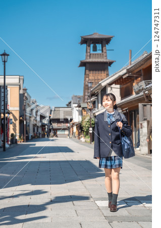 古い街並みを通学する女子中学生 124747311