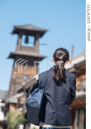 古い街並みを通学する女子中学生の後ろ姿 124747315