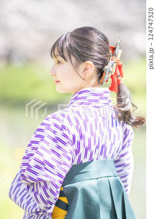 卒業の日桜の下で袴を着た女の子 124747320