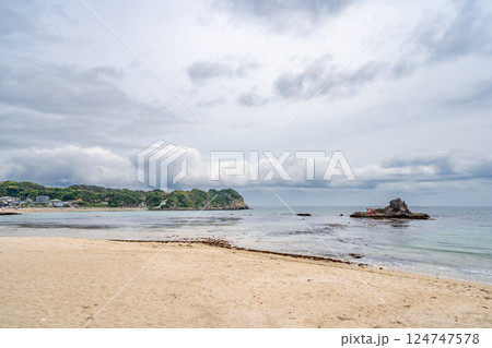 守谷海水浴　渡島神社　美しさは関東トップクラス！沖合に浮かぶ小さな島　干潮時には砂浜と渡島がつながる 124747578