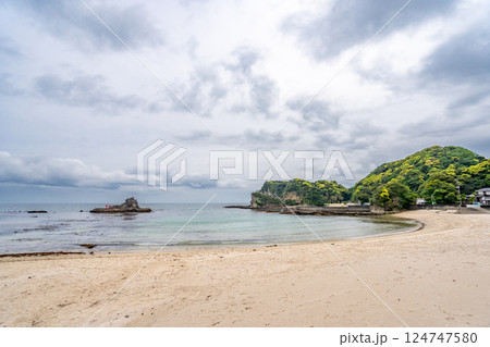 守谷海水浴　渡島神社　美しさは関東トップクラス！沖合に浮かぶ小さな島　干潮時には砂浜と渡島がつながる 124747580