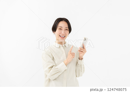 女性　スマートフォン　スマホ 124748075