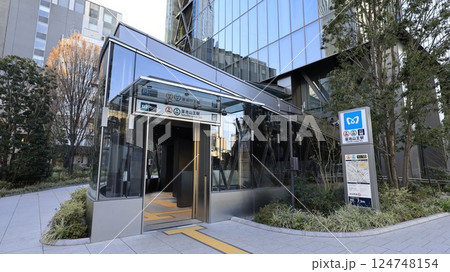 東京メトロ銀座線、南北線の溜池山王駅10番出入口、エレベーターが設置 124748154