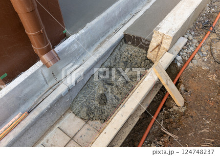 型枠に流し込まれたコンクリート 124748237