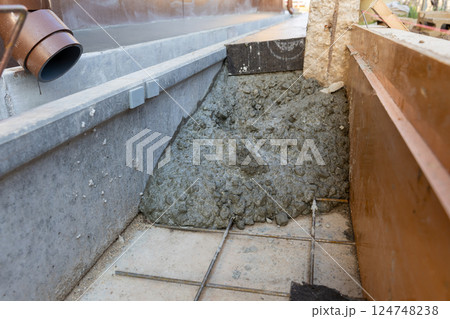 型枠に流し込まれたコンクリート 124748238