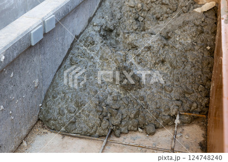 型枠に流し込まれたコンクリート 124748240