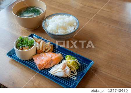 焼き鮭と納豆の朝定食プレート 焼き鮭と納豆の朝定食プレート 124748459