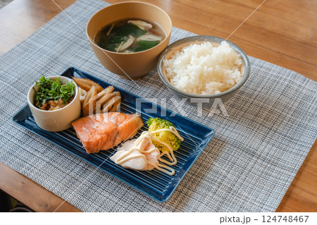 焼き鮭と納豆の朝定食プレート 124748467