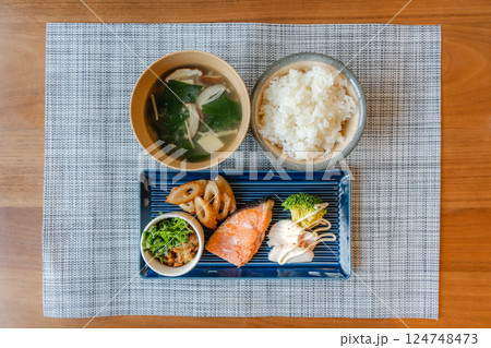 焼き鮭と納豆の朝定食プレート 124748473