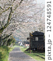 桜並木を行く列車 124748591