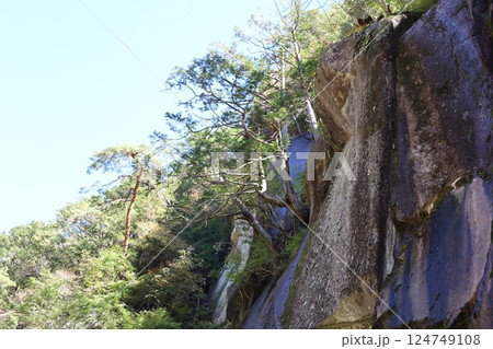 昇仙峡の岩壁 124749108