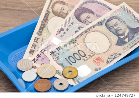 お金　現金 124749727