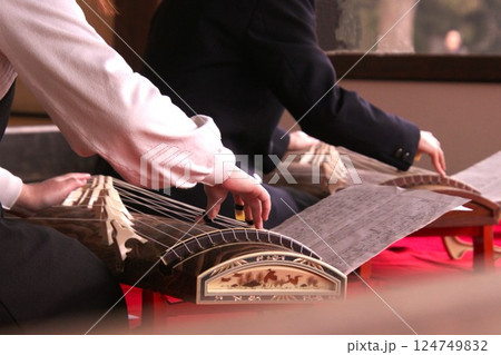 箏を演奏する手もと 箏を演奏する手もと 124749832