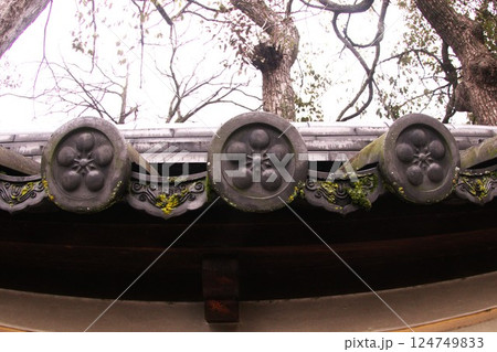 歴史を感じる神社の塀瓦 歴史を感じる神社の塀瓦 124749833