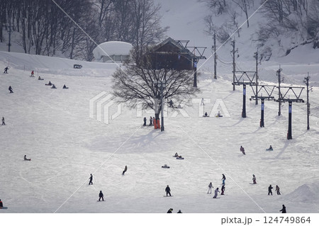雲の切れ目から薄日が差しゲレンデを照らす 雲の切れ目から薄日が差しゲレンデを照らす 124749864