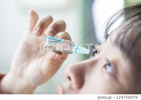 目薬をさす女性 目薬をさす女性 124750079