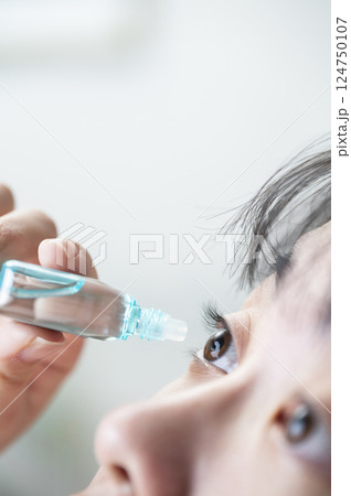 目薬をさす女性 目薬をさす女性 124750107