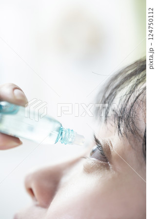 目薬をさす女性 124750112