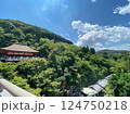 夏の京都清水寺から見下ろす景色 124750218