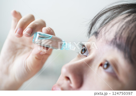 目薬をさす女性 目薬をさす女性 124750397